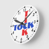 Modern Crossword Tick Tock Typografie Red Blue Ronde Klok (Hoek)
