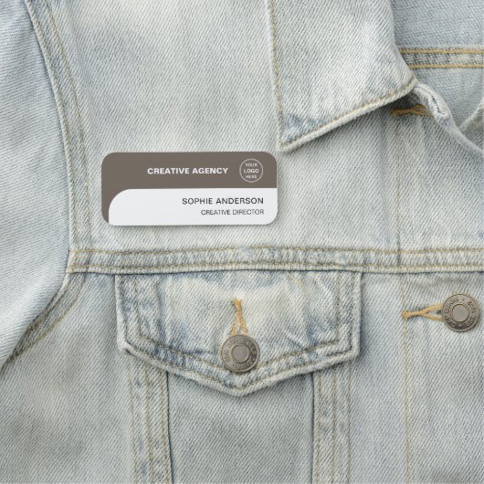 Modern Custom Logo Taupe Employee Staff Naamplaatje (In situ)