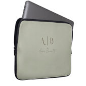 Modern Custom Monogram Initialen Naam Dusty Sage Laptop Sleeve (Voorkant Rechts)
