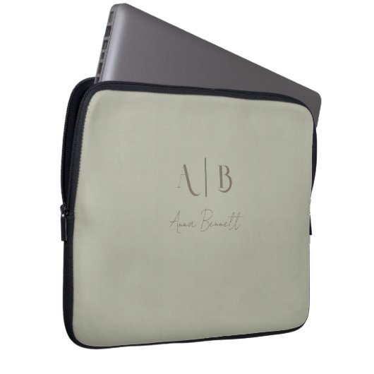 Modern Custom Monogram Initialen Naam Dusty Sage Laptop Sleeve (Voorkant Rechts)