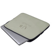 Modern Custom Monogram Initialen Naam Dusty Sage Laptop Sleeve (Voorkant onderkant)