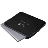 Modern Custom Monogram Initialen Naam Zwart Laptop Sleeve (Voorkant onderkant)