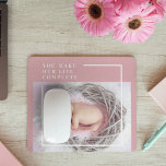 Modern Cute Baby Foto | Roze en wit | Citaat Muismat<br><div class="desc">Introductie van onze heerlijke moderne Schattigee Baby Foto Roze & Wit Quote op een charmante roze achtergrond! Dit schattige product is perfect voor het vieren van de vreugde en liefde die je kleintje in je leven brengt. Of je nu op zoek bent naar een hartverwarmende aandenken of een doordacht geschenk,...</div>