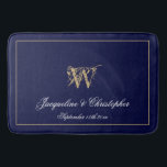 Modern Cute Blue Monogram Names Pas getrouwd Weddi Badmat<br><div class="desc">Modern Cute Blue Monogram noemt Pas getrouwd Wedding Bath Mat. Chic, stijlvol, gepersonaliseerd marineblauw en goudmonogrammed badmat. Klassiek manuscript voor het monogrammed familienaam initiaal, de namen van de bruid en de groom en de datum op een chemische marine blauwe achtergrond. Een perfect cadeau voor nieuwe wieren, geëngageerde paren of mooi...</div>