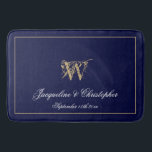 Modern Cute Blue Monogram Names Pas getrouwd Weddi Badmat<br><div class="desc">Modern Cute Blue Monogram noemt Pas getrouwd Wedding Bath Mat. Chic, stijlvol, gepersonaliseerd marineblauw en goudmonogrammed badmat. Klassiek manuscript voor het monogrammed familienaam initiaal, de namen van de bruid en de groom en de datum op een chemische marine blauwe achtergrond. Een perfect cadeau voor nieuwe wieren, geëngageerde paren of mooi...</div>