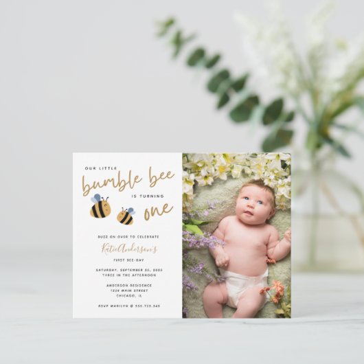 Modern Cute Bumblebee First Birthday Invitation Uitnodiging Briefkaart (Staand voorkant)
