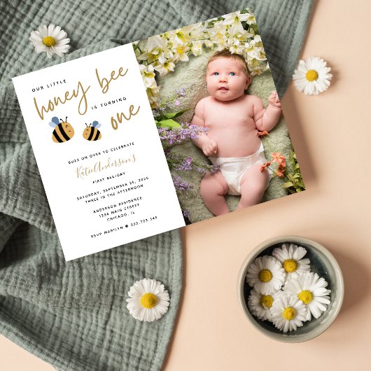 Modern Cute Honey Bee First Birthday Invitation Uitnodiging Briefkaart