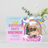 Modern Cute Rainbow Unicorn Foto Birthday Kaart (Staand voorkant)