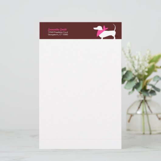 Modern Dachshund in Roze Scarf op chocolade Briefpapier (Staand voorkant)