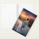 Modern Daily Weekly Yarly | Voeg je FOTO toe Planner<br><div class="desc">De liefst moderne,  gepersonaliseerde dagelijkse planner/kalender.  Pas het aan door uw foto,  afbeelding,  afbeelding met optie toe te voegen om naam of bericht toe te voegen.  Ideaal voor school,  zakelijk of persoonlijk.</div>