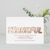 Modern Dankbaar Roos Goud Rood Thanksgiving Diner Folie Uitnodiging (Staand Voorkant)