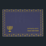 Modern Dark Blue | Geniet van je maaltijden | MENO Gelamineerde Placemat<br><div class="desc">Moderne, donkerblauwe, omkeerbare MENORAH Table Placemats, met faux gold menorah betegeld patroon. In de buurt van de onderkant is er een grotere enkelvoudige menorah, plus tekst die UW MEAL in het Engels en Hebreeuwse tekst leest. Deze zijn zodat kunt u met uw familienaam of andere groet PERSONALISEREN. Een duidelijke versie...</div>