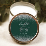 Modern Dark Green Silver Glitter Edge Wedding Ronde Sticker<br><div class="desc">Deze stijlvolle moderne sticker heeft een faux silver glitter design aan de boven- en onderkant. Pas eenvoudig de zilvergrijze tekst aan op een donkergroene achtergrond,  met de namen van de bruid en bruidegom in handschriftkalligrafie over een grote ampersand.</div>