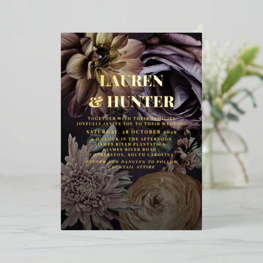 Modern Dark Moody Paarse Botanical Weddenschap Gol Folie Uitnodiging (Staand Voorkant)