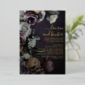 Modern Dark Moody Paarse Floral Wedding Gold Folie Uitnodiging (Staand Voorkant)