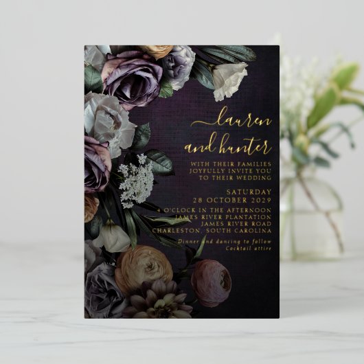 Modern Dark Moody Paarse Floral Wedding Gold Folie Uitnodiging (Staand Voorkant)