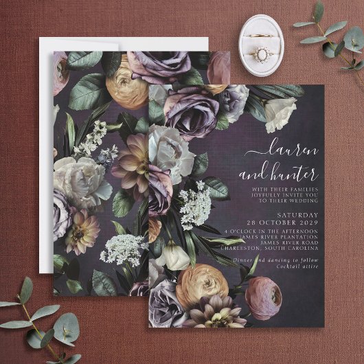 Modern Dark Moody Paarse Script Floral Wedding Inv Kaart