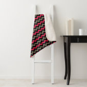 Modern Dark Red Black Chevron Pattern Sherpa Deken (In situ)