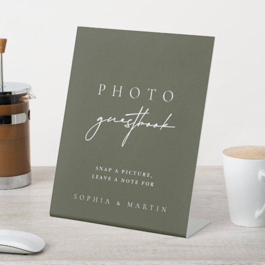 Modern Dark Sage Green Foto Guestbook Sign Reclamebord Met Voetstuk (Insitu)