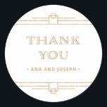 Modern Deco | Elegant Faux Gold and White Wedding Ronde Sticker<br><div class="desc">Deze glamoureuze trouwstickers zijn voorzien van een moderne spion op een klassiek kunstdeco. ,  faux goud ziet er geometrische grenzen uit en versiering versiert een elegante witte achtergrond voor een dramatisch,  vintage bruiloft. Klassieke faux gouden typografie zegt "dank je",  waardoor deze perfect zijn om je huwelijksgunsten aan te vullen.</div>