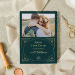 Modern Deco | Foto Emerald Green en Champagne Save The Date<br><div class="desc">Deze glamoureuze bruiloft,  behalve de datumkaarten,  is voorzien van een moderne centrifuge op een klassiek kunstdeco. Een ,  faux champagne goud ziet er meetkundig lijst uit en versiering versiert een elegante groene achtergrond met uw favoriete foto voor een dramatische,  vintage trouwlook.</div>