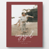 Modern Deep Red "Engaged" Script Couple Photo Fotoplaat (Voorkant)