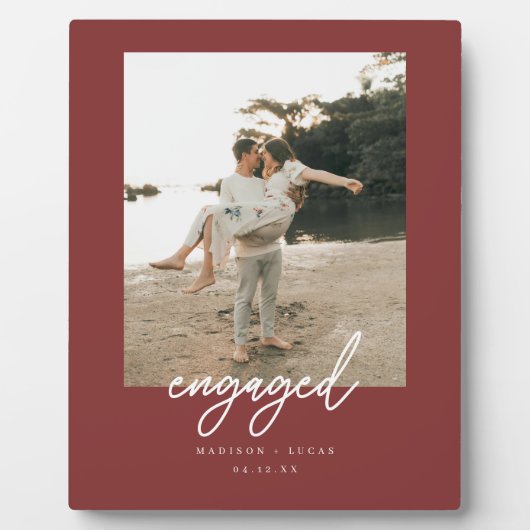 Modern Deep Red "Engaged" Script Couple Photo Fotoplaat (Voorkant)
