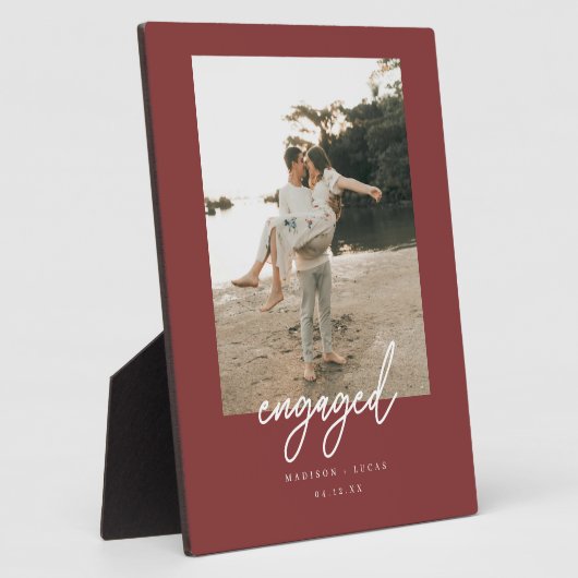 Modern Deep Red "Engaged" Script Couple Photo Fotoplaat (Zijkant)