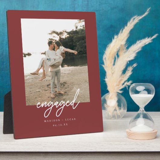 Modern Deep Red "Engaged" Script Couple Photo Fotoplaat (Zijkant)