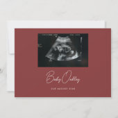 Modern Deep Red "Little Surprise" Pregnancy Aankondiging (Achterkant)