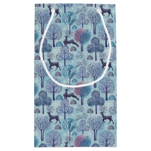 Modern Deer Forest Blue and Purple Holiday Klein Cadeauzakje (Achterkant)