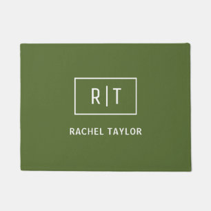 Modern donker olijfgroen monogram deurmat