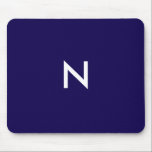 Modern donkerblauw minimalistisch monogram Initiaa Muismat<br><div class="desc">Voeg een persoonlijk tintje toe aan uw werkruimte met deze opvallende muismat, met een monogram initiaal in wit op een strakke donkerblauwe achtergrond. Het minimalistische ontwerp creëer heeft een gedurfde esthetiek, terwijl de muismat zowel stijlvol als functioneel is. De blauw-witte en de eenvoudige schreefloze letter voegen een eigentijdse stijl toe...</div>