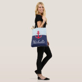 Modern donkerblauw nautisch ontwerp rood anker tote bag (Op model)