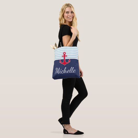Modern donkerblauw nautisch ontwerp rood anker tote bag (Op model)