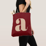 Modern donkerrood vet retro monogram Initiaal Tote Bag<br><div class="desc">Een gedurfde en stijlvolle canvas tas met een diep kersenrode bordeauxrode achtergrond met een grote beige kleine letter in de moderne typografie. Perfect voor dagelijks gebruik, winkelen, werk of als statement accessoire. Dit eigentijdse ontwerp combineert minimalisme met een retro-geïnspireerde esthetiek, waardoor het een ideaal geschenk is voor typografieliefhebbers en trendsetters....</div>