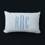 Modern drie-letterige monogram lichtblauw kussen<br><div class="desc">Moderne korenbloem blauw Eerste Laatste Midden of bruiloft stijl drie letter monogram ontwerp in een stijlvolle vet alle petten lettertype. Pas de bleke blauwe achtergrond aan uw bedrijf of favoriete felle kleur aan. U kunt de letterspatiëring of de tekengrootte en -stijl op de achterkant aanpassen.</div>