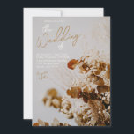 Modern Dried Floral Boho Rustic Wedding Uitnodigin Kaart<br><div class="desc">Light and Airy Modern Boho Rustic Dried Flowers Wedding Invitation. Deze trouwuitnodiging heeft een hoge resolutie, een echt foto-afbeelding van gedroogde bloemboquet op een neutrale achtergrond. Roestachtig en luchtkleurpalet van ivoor, goud, crème en een roestvlek gekoppeld aan moderne typografie. De achterkant heeft ruimte voor een monogram. Al tekst is editable,...</div>