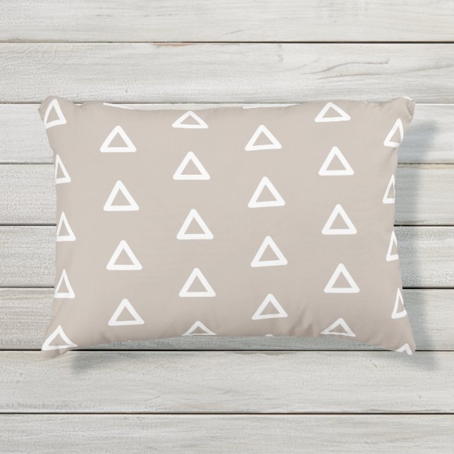 Modern driehoekspatroon Tan & White Geometric Buitenkussen (Voorkant)