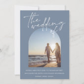 Modern Dusty Blue Arch Initiaal Photo Wedding Kaart (Voorkant)