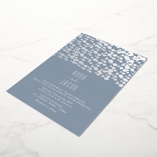 Modern Dusty Blue Beach Wedding Folie Uitnodiging (Gedraaid)