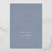 Modern Dusty Blue Beach Wedding Folie Uitnodiging (Achterkant)