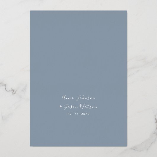 Modern Dusty Blue Beach Wedding Folie Uitnodiging (Achterkant)