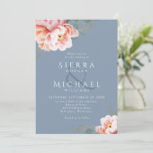 Modern Dusty Blue Blush Roze Perzik Bloemen Bruilo Kaart (Staand voorkant)