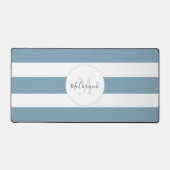 Modern Dusty Blue Chic Script Monogram Naam Bureaumat (Voorkant)