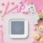 Modern Dusty Blue Cross Boy First Communion Papieren Bordje (Feest)