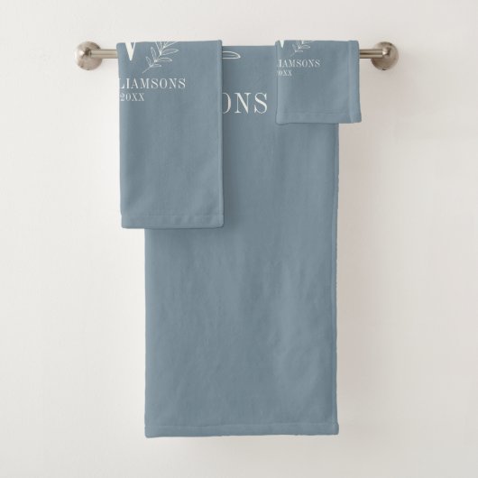 Modern Dusty Blue Elegant Monogram Bad Handdoek (Insitu)