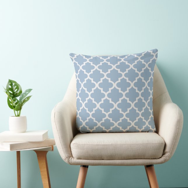 Modern Dusty Blue en White Quatrefoil Pattern Kussen (Stoel)