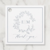 Modern Dusty Blue Leafy Crest Monogram Weddenschap Bedankjes Labels (Voorkant)