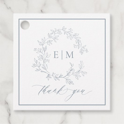 Modern Dusty Blue Leafy Crest Monogram Weddenschap Bedankjes Labels (Voorkant)